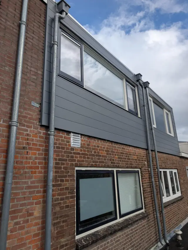 Deze gevel is vernieuwd met Keralit gevelpanelen van 190 mm.

Onderhoudsarm, kleurvast en met een strakke uitstraling die jarenlang meegaat.

Een nette upgrade die niet alleen mooi oogt, maar ook toekomstbestendig is 💪

Trots op het eindresultaat!

@keralit.gevel.dakrandpanelen #keralit190mm #gevelbekleding #gevelrenovatie #onderhoudsarm duurzaam renovatie bouwproject vakmanschap strakwerk projectafgerond